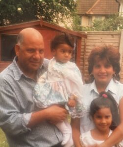 Mohammed-Aslam-with-wife-Ameena-and-daughters-Raisa-and-Yasmin